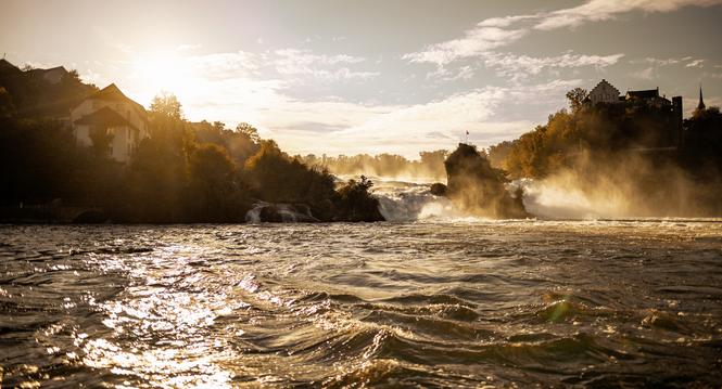 Herbstliche Morgensonne strahlt auf den Rheinfall frï¿ï¾¼h Morgens, am Donnerstag, 03. Oktober 2024. (Melanie Duchene / Schaffhauser Nachricht