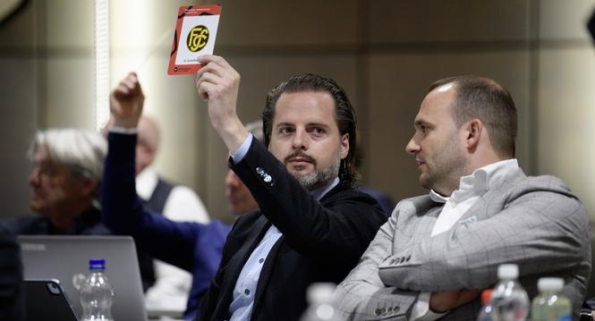 31.05.2024; Ittigen bei Bern; Fussball - Ausserodentliche Generalversammlung  Swiss Football League;
Jimmy Berisha (FC Schaffhausen) hebt Abstimmungskarte 
(Claudio De Capitani/freshfocus)