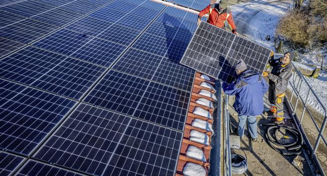 Drohnenbild Montage von Solarpanels auf dem Hof Berhaus in Wilchingen, am Freitag, 12. Januar, 2024 (Melanie Duchene / Schaffhauser Nachrichten)