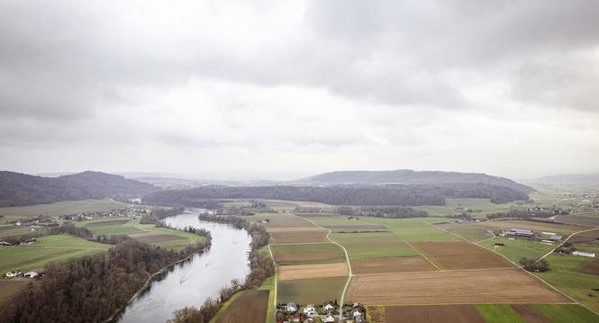 Hemmishofen und der Rhein mit der Drohne aufgenommen, fotografiert am Montag, 09. Dezember 2024, in Hemishofen. (Roberta Fele / Schaffhauser Nachrichten)