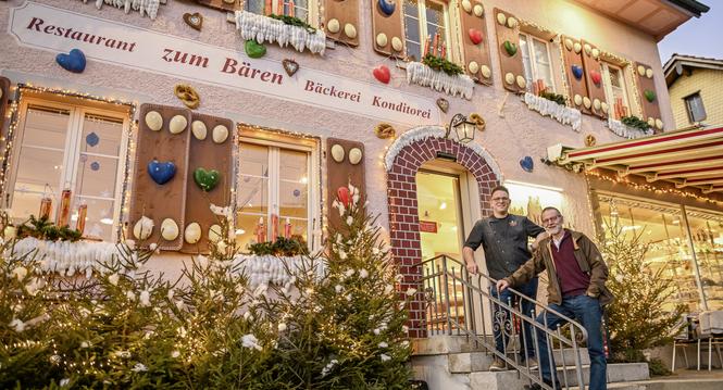 Geschï¿ï¾¤ftsfï¿ï¾¼hrer Stefan Kilchsperger und seiner Vater haben geimeinsam die Bï¿ï¾¤ckerei Konditorei Kilchsperger weihnachtlich mit vielen Lichtern geschmï¿ï¾¼ckt, am Montag, 16. Dezember 2024. (Melanie Duchene / Schaffhau