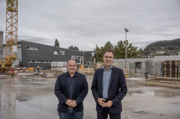 Gesprï¿ï¾¤ch mit Joachim Maier, Chef von WEFA, deutsche Firma, die ihr Werk in Thayngen erweitert haben, Bild zeigt Joachim Maier und Marcel Wehrli fotografiert am 25.09.2024, in Thayngen. (Laurin Werner / Schaffhauser Nachricht